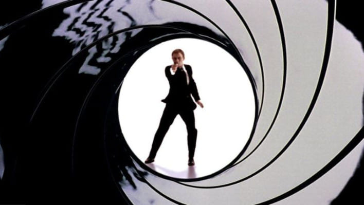 প্রতিটি সিনেমার শুরুতে জেমস বন্ডকে পিস্তল হাতে স্ক্রিনের দিকে বন্দুক তাক করে গুলি করতে দেখা যায়। ছবি: সংগ্রীহিত