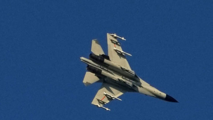 তাইওয়ানে যুগ্ম সামরিক মহড়ায় যুদ্ধবিমান ব্যবহার করে চীন। ছবি: রয়টার্স 