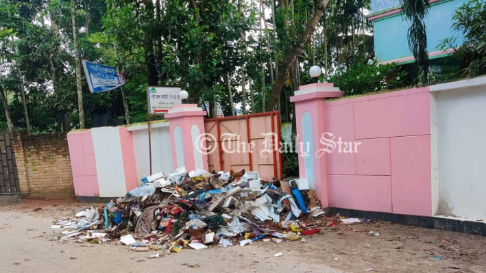 গেটের সামনে ময়লা