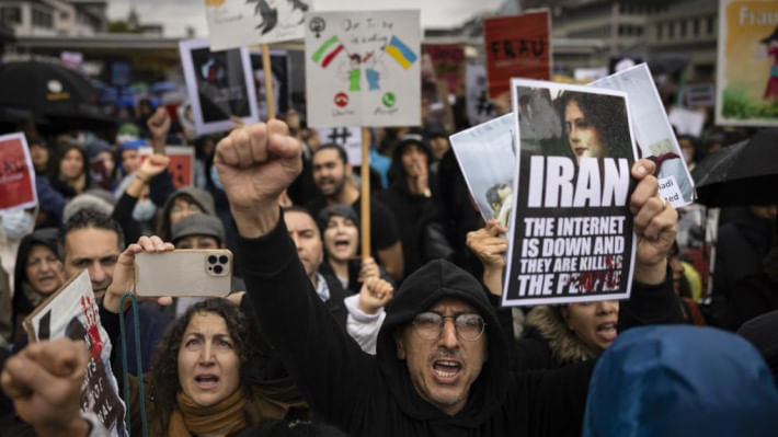 সুইজারল্যান্ডের বার্নে ইরানী দূতাবাসের বাইরে বিক্ষোভে অংশ নিচ্ছে সুইস নাগরিকরা। ছবি: এপি