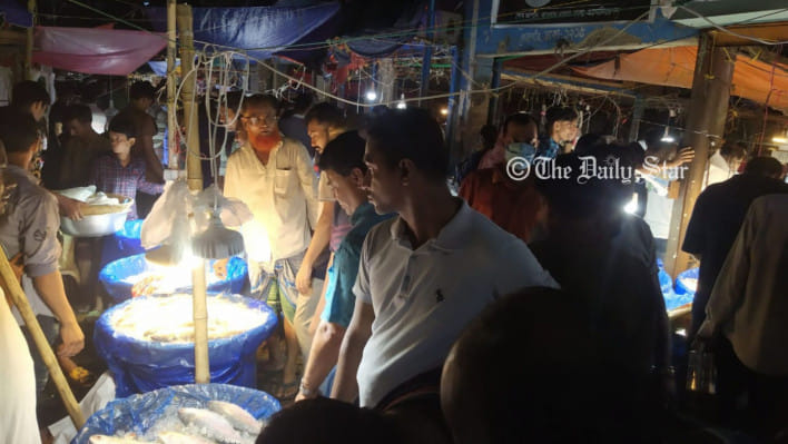 বিক্রি শেষের রাতে ইলিশের দাম চড়া