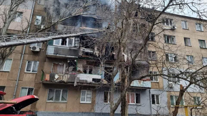 ইউক্রেনে রুশ আগ্রাসনের শুরু থেকেই বারবার আক্রান্ত হচ্ছে মাইকোলাইভ। ৭ মার্চের হামলায় এই আবাসিক দালানটি ক্ষতিগ্রস্ত হয়। ফাইল ছবি: রয়টার্স