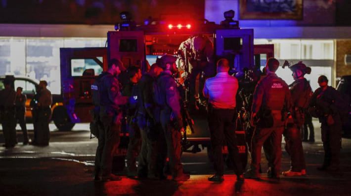 উত্তর ক্যারোলাইনার গোলাগুলির ঘটনার পর আইন প্রয়োগকারী সংস্থার সদস্যরা ঘটনাস্থলে পৌঁছান। ছবি: এপি