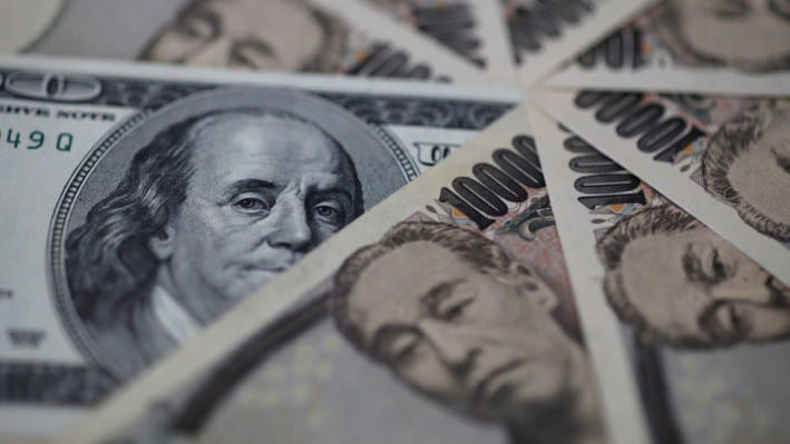 ১০০ ডলার ও ১০ হাজার ইয়েনের ব্যাংকনোট। প্রতিকী ছবি: রয়টার্স