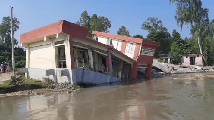 যমুনায় ভাঙন