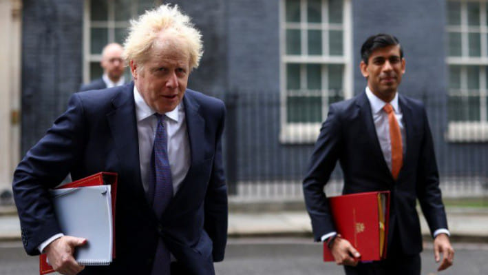 সাবেক প্রধানমন্ত্রী বরিস  জনসন ও সাবেক অর্থমন্ত্রী ঋষি সুনাক। ফাইল ছবি: রয়টার্স (২০২০)