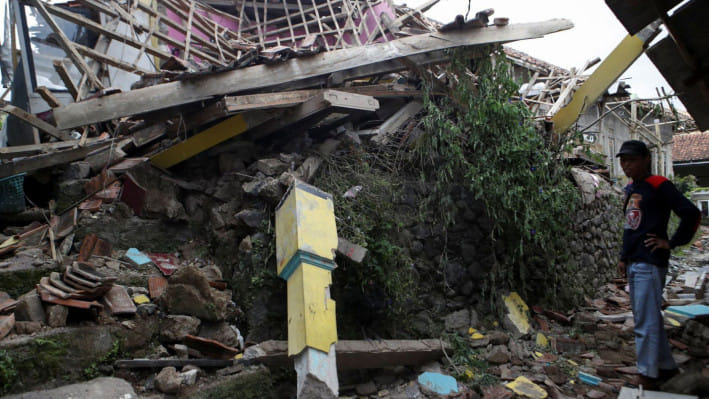 সিয়ানজুরে ভূমিকম্পে ক্ষতিগ্রস্ত একটি বাড়ি। ছবি: রয়টার্স