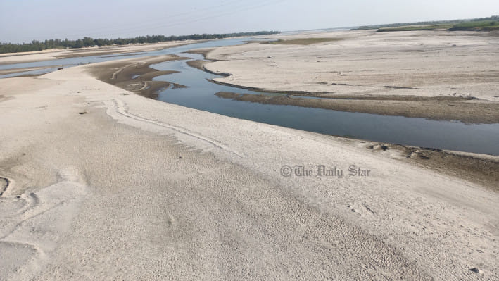 ধরলা নদী শুকিয়ে নালায় পরিণত হয়েছে। ছবি: এস দিলীপ রায়