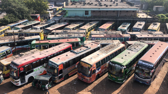 ঘোষিত সময়ের আগ থেকেই রাজশাহীতে যান চলাচল বন্ধ, নাকাল যাত্রীরা