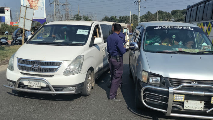 নানা কৌশলে রাজশাহীর সমাবেশে যাচ্ছেন বিএনপির নেতা-কর্মীরা