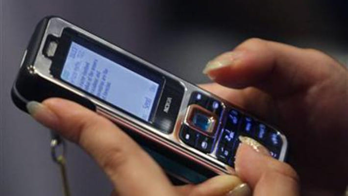 ২০০৬ সালে একজন মোবাইল ফোন ব্যবহারকারী এসএমএস পাঠাচ্ছেন। ছবি: রয়টার্স 