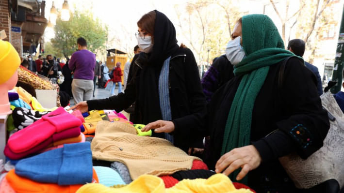 তেহরানের একটি বাজারে হিজাব পরিহিত নারীরা কেনাকাটা করছেন। ফাইল ছবি: রয়টার্স