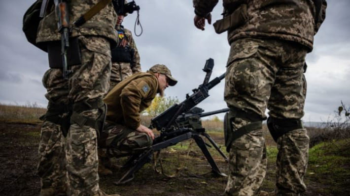 ইউক্রেন যুদ্ধের কারণে বৈশ্বিক অস্ত্রের চাহিদা বেড়েছে এবং একই সঙ্গে সরবরাহ সংকটও বেড়েছে। ছবি: এএফপি