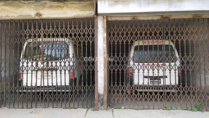 তেল বরাদ্দ কমায় ফরিদপুর জেনারেল হাসপাতালে দেড় মাস তালাবদ্ধ ২ অ্যাম্বুলেন্স