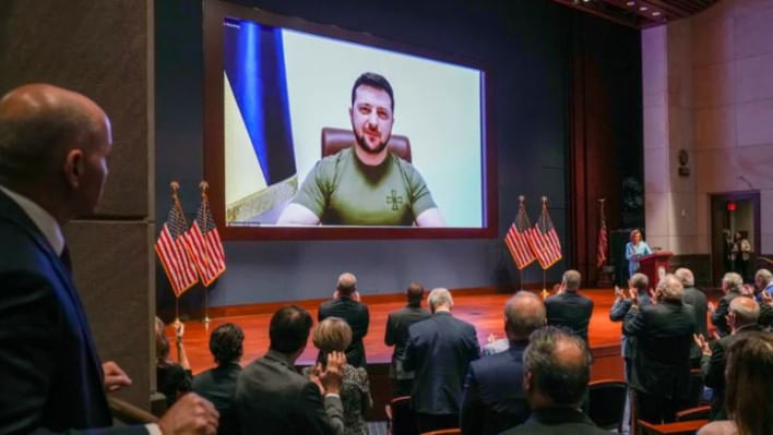 মার্কিন কংগ্রেসের সদস্যদের সামনে ভার্চুয়াল বক্তব্য রাখছেন ভলোদিমির জেলেনস্কি। ফাইল ছবি: এপি