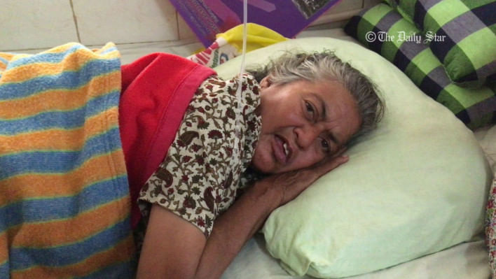 স্ট্রোক করে হাসপাতালে খবরের কাগজ বিক্রি করা সেই খুকি