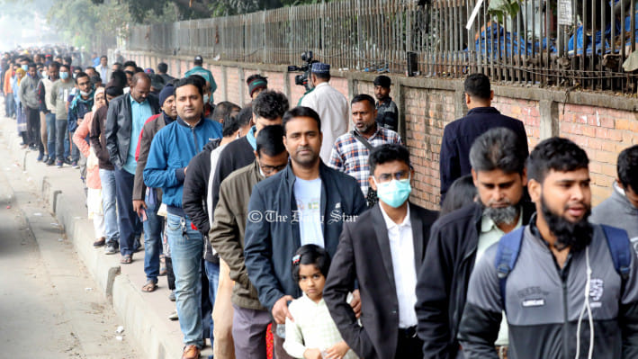 দীর্ঘ অপেক্ষার পরেও মেট্রোরেলে উঠতে পারছেন না অনেকে
