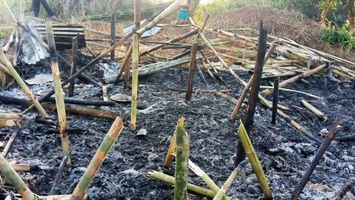 ম্রোদের বাড়িতে আগুন