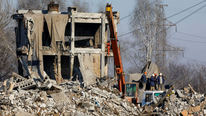 ইউক্রেনের ক্ষেপণাস্ত্র হামলায় মাকিভকার এই ভবন ক্ষতিগ্রস্ত হয়। ছবি: রয়টার্স