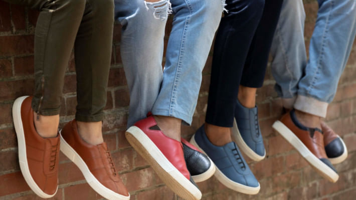 পোশাকের সঙ্গে মানানসই জুতা