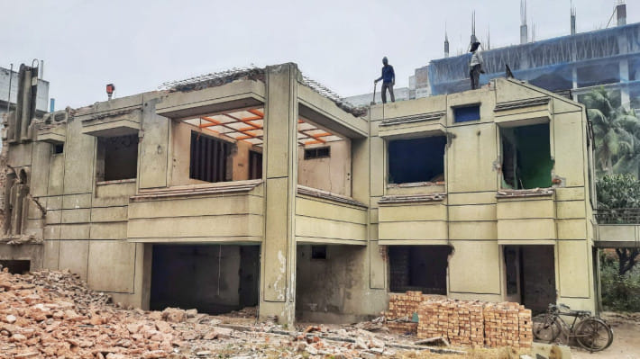 ভেঙে ফেলা হচ্ছে এরশাদ শিকদারের সেই স্বর্ণকমল