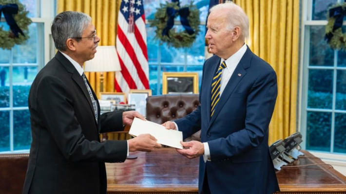 মার্কিন প্রেসিডেন্ট বাইডেনের কাছে পরিচয়পত্র পেশ করছেন রাষ্ট্রদূত ইমরান। ছবি: বাসস