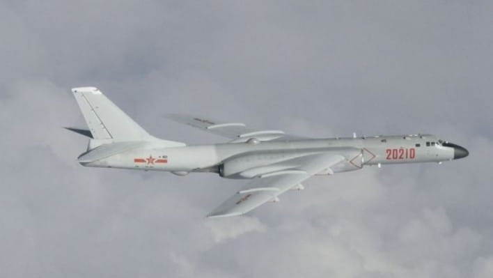 পারমাণবিক সক্ষমতা সম্পন্ন এইচ-৬ বোমারু বিমান তাইওয়ানের দক্ষিণ অঞ্চলের দিকে উড়ে যায়। ফাইল ছবি: রয়টার্স