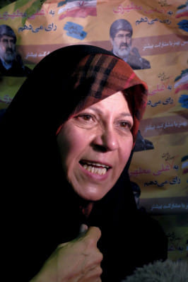 সাংবাদিকদের উদ্দেশ্যে বক্তব্য দিচ্ছেন ফায়েজা হাশেমি। ছবি: রয়টার্স