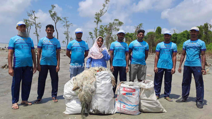 কুয়াকাটা সৈকতে অপচনশীল বর্জ্য