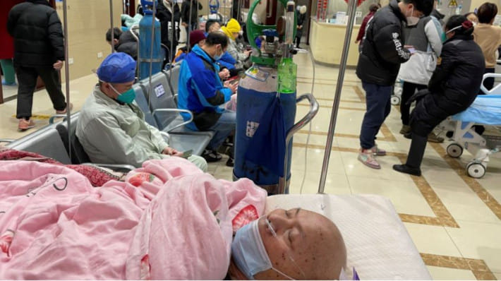চীনের সাংহাইয়ের এক হাসপাতালের জরুরি বিভাগে এক করোনাভাইরাসে আক্রান্ত রোগী শয্যা পাওয়ার জন্য অপেক্ষা করছেন। ছবি: রয়টার্স