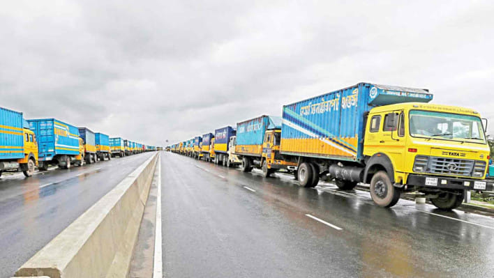 মহাসড়কে তৈরি পোশক চুরি