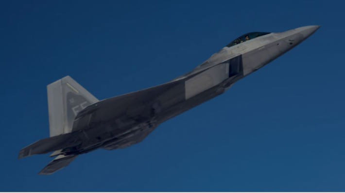 একটি মার্কিন এফ-২২ জঙ্গি বিমান এই অজ্ঞাত আকাশযানটিকে ভূপাতিত করেছে। ছবি: রয়টার্স