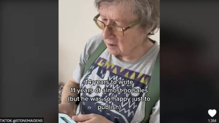 গত সপ্তাহে লয়েডের মেয়ে একটি ১৬ সেকেন্ডের টিকটক ভিডিও প্রকাশ করেন। সঙ্গে ছিল সংক্ষিপ্ত বার্তা, ‘তার বইয়ের কিছু কপি বিক্রি হলে আমি খুশি হব’। ছবি: টিকটক ভিডিও থেকে নেওয়া স্ক্রীণশট