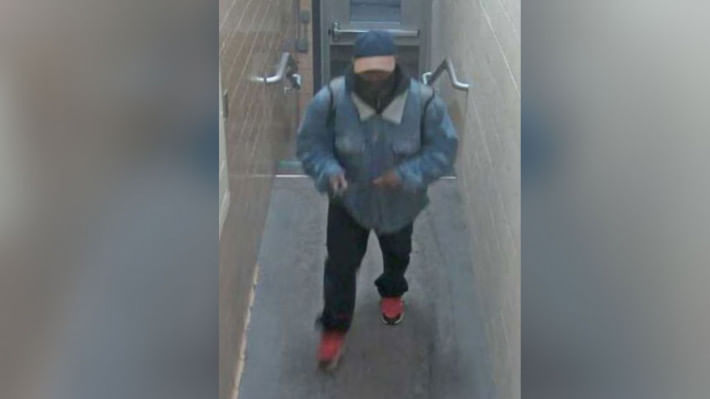 সিঁড়ি বেয়ে ওপরে উঠছেন সন্দেহভাজন বন্দুকধারী। সিসি ক্যামেরায় ধারণকৃত ফুটেজ। ছবি: রয়টার্স