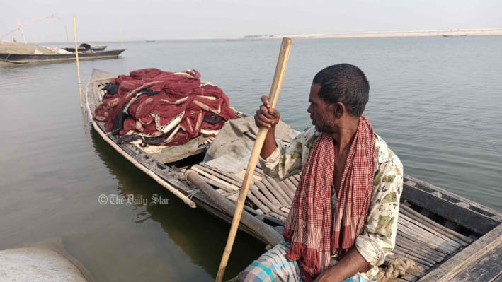 নদীতে মাছ সংকট