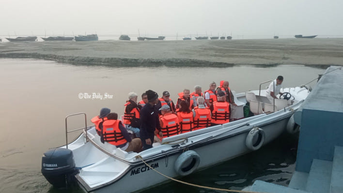 স্পিডবোটে চিলমারী বন্দরে ‘গঙ্গা বিলাসের’ পর্যটকরা