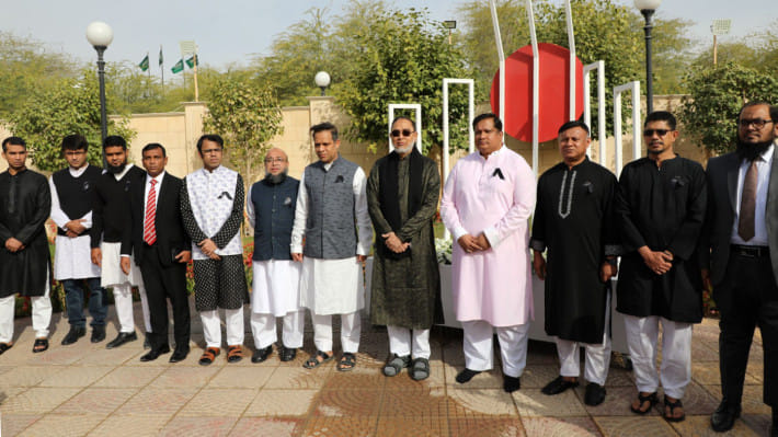 রিয়াদে বাংলাদেশ দূতাবাসের অস্থায়ী  শহীদ মিনারে যুব ও ক্রীড়া প্রতিমন্ত্রী মো. জাহিদ আহসান রাসেল ও বাংলাদেশের রাষ্ট্রদূত ড. মোহাম্মদ জাবেদ পাটোয়ারীসহ বাংলাদেশ কমিউনিটি । ছবি: সংগৃহীত