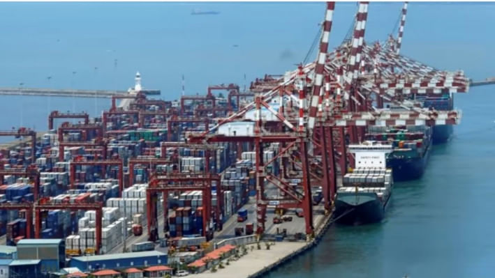 শ্রীলঙ্কার সমুদ্রবন্দরে পণ্য রপ্তানির জন্য জাহাজে ওঠানো হচ্ছে। ফাইল ছবি: রয়টার্স