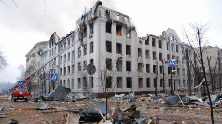 ইউক্রেনে রাশিয়ার আগ্রাসন শুরুর পর থেকেই অসংখ্যবার আক্রান্ত হয়েছে খারকিভ। ২০২২ এর মার্চে শহরটির জাতীয় বিশ্ববিদ্যালয় ভবন ক্ষেপণাস্ত্র হামলায় ক্ষতিগ্রস্ত হয়। ফাইল ছবি: রয়টার্স