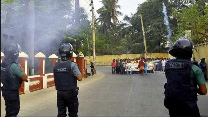 ২০১৩ সালে রাজশাহীতে ১৮ দলীয় জোটের ৩৬ ঘণ্টার হরতালের প্রথম দিন বিএনপির মিছিল ছত্রভঙ্গ করতে পুলিশ রবার বুলেট ও টিয়ার শেল ব্যবহার করে। ফাইল ছবি: স্টার 