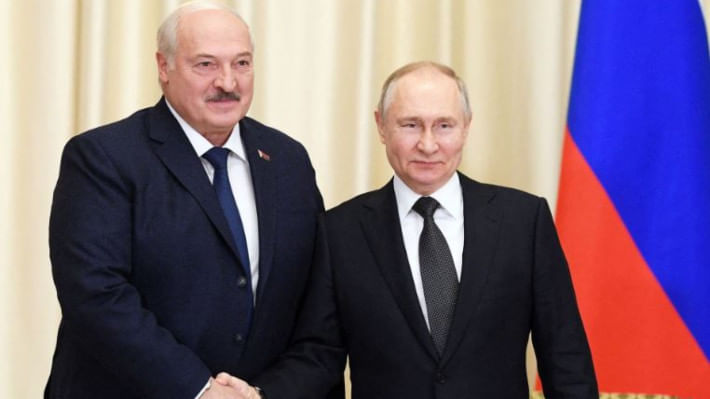 বেলারুশের প্রেসিডেন্ট লুকাশেনকো ও রাশিয়ার প্রেসিডেন্ট পুতিন ঘনিষ্ঠ মিত্র হিসেবে বিবেচিত। ছবি: রয়টার্স