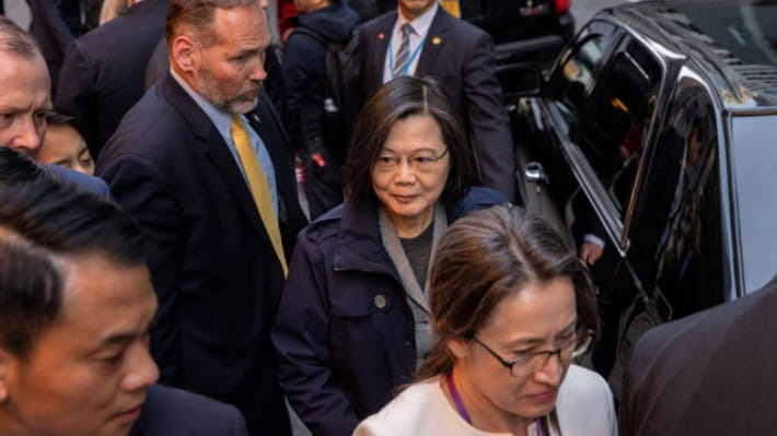 তাইওয়ানের প্রেসিডেন্ট বুধবার নিউ ইয়র্ক পৌঁছালে তার হোটেলের বাইরে অসংখ্য মানুষ তাকে শুভেচ্ছা জানান। ছবি: রয়টার্স