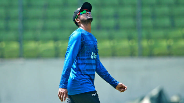 অধিনায়কত্ব ছাড়তে চান সাকিব