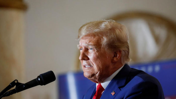 গত রাতে ফ্লোরিডার পাম বিচের বিলাসবহুল ‘মার-আ-লাগো’ বাসভবনের বলরুমে সমর্থক ও মিত্রদের উদ্দেশ্যে বক্তব্য দেন ট্রাম্প। ছবি: রয়টার্স