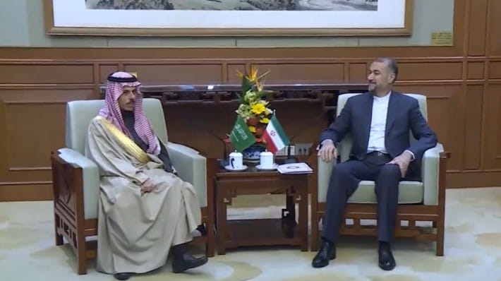সৌদি আরবের পররাষ্ট্রমন্ত্রী প্রিন্স ফয়সাল বিন ফারহান (বাঁয়ে) ও ইরানের পররাষ্ট্রমন্ত্রী হোসেন আমির-আব্দুল্লাহিয়ান । ছবি: টুইটার ভিডিও থেকে নেওয়া স্ক্রিণশট