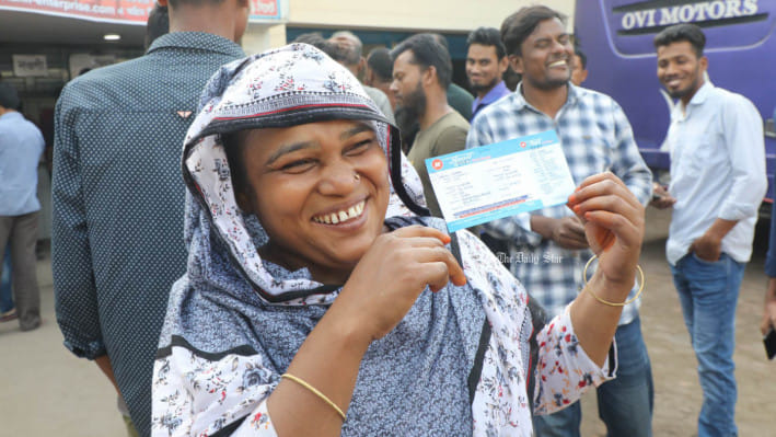 বাসের অগ্রিম টিকিট বিক্রি শুরু, চাপ তুলনামূলক কম