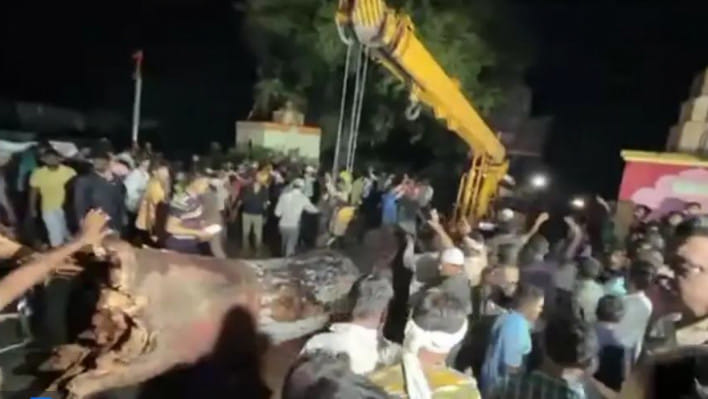 ঘটনা সম্পর্কে জানার পর জরুরি সেবাদাতা সংস্থাগুলো উদ্ধার কার্যক্রমে এগিয়ে আসে। খননযন্ত্র ব্যবহার করে গাছের গুঁড়ি ও বিধ্বস্ত ছাউনি তুলে আনা হয়।ছবি: টুইটার