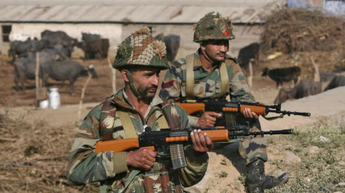 পাঞ্জাবের একটি সামরিক ঘাঁটিতে মোতায়েন ভারতীয় সেনা। ফাইল ছবি: রয়টার্স