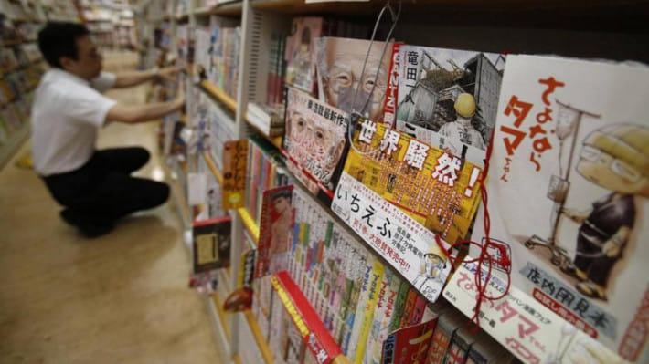টোকিওর একটি বইয়ের দোকানে মাঙ্গা কমিকস বিক্রি হচ্ছে। ফাইল ছবি: রয়টার্স