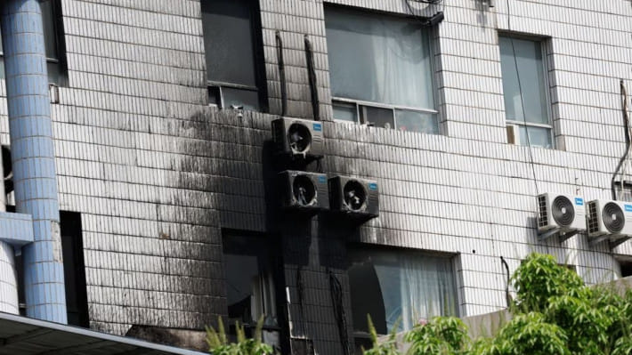 অগ্নিকাণ্ডে চ্যাংফেং হাসপাতাল ভবনের বেশ কিছু কক্ষের ক্ষতি হয়েছে। ছবি: রয়টার্স